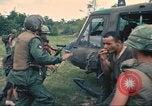 Immagine di Soldati feriti trasferito in aereo tramite UH-1 Huey elicottero Saigon Vietnam Cu Chi, 1966, secondo 11 filmato di repertorio 65675060266