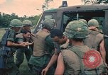 Immagine di Soldati feriti trasferito in aereo tramite UH-1 Huey elicottero Saigon Vietnam Cu Chi, 1966, secondo 12 filmato di repertorio 65675060266