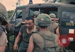 Immagine di Soldati feriti trasferito in aereo tramite UH-1 Huey elicottero Saigon Vietnam Cu Chi, 1966, secondo 13 filmato di repertorio 65675060266