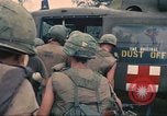 Immagine di Soldati feriti trasferito in aereo tramite UH-1 Huey elicottero Saigon Vietnam Cu Chi, 1966, secondo 14 filmato di repertorio 65675060266