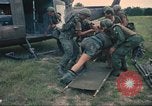 Immagine di Soldati feriti trasferito in aereo tramite UH-1 Huey elicottero Saigon Vietnam Cu Chi, 1966, secondo 15 filmato di repertorio 65675060266