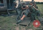Immagine di Soldati feriti trasferito in aereo tramite UH-1 Huey elicottero Saigon Vietnam Cu Chi, 1966, secondo 16 filmato di repertorio 65675060266
