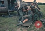 Immagine di Soldati feriti trasferito in aereo tramite UH-1 Huey elicottero Saigon Vietnam Cu Chi, 1966, secondo 17 filmato di repertorio 65675060266