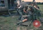 Immagine di Soldati feriti trasferito in aereo tramite UH-1 Huey elicottero Saigon Vietnam Cu Chi, 1966, secondo 18 filmato di repertorio 65675060266
