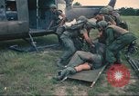 Immagine di Soldati feriti trasferito in aereo tramite UH-1 Huey elicottero Saigon Vietnam Cu Chi, 1966, secondo 19 filmato di repertorio 65675060266
