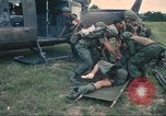 Immagine di Soldati feriti trasferito in aereo tramite UH-1 Huey elicottero Saigon Vietnam Cu Chi, 1966, secondo 20 filmato di repertorio 65675060266