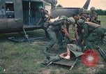 Immagine di Soldati feriti trasferito in aereo tramite UH-1 Huey elicottero Saigon Vietnam Cu Chi, 1966, secondo 21 filmato di repertorio 65675060266