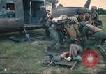 Immagine di Soldati feriti trasferito in aereo tramite UH-1 Huey elicottero Saigon Vietnam Cu Chi, 1966, secondo 22 filmato di repertorio 65675060266