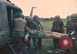 Immagine di Soldati feriti trasferito in aereo tramite UH-1 Huey elicottero Saigon Vietnam Cu Chi, 1966, secondo 23 filmato di repertorio 65675060266