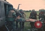 Immagine di Soldati feriti trasferito in aereo tramite UH-1 Huey elicottero Saigon Vietnam Cu Chi, 1966, secondo 24 filmato di repertorio 65675060266