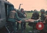 Immagine di Soldati feriti trasferito in aereo tramite UH-1 Huey elicottero Saigon Vietnam Cu Chi, 1966, secondo 25 filmato di repertorio 65675060266