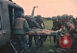 Immagine di Soldati feriti trasferito in aereo tramite UH-1 Huey elicottero Saigon Vietnam Cu Chi, 1966, secondo 26 filmato di repertorio 65675060266