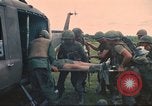 Immagine di Soldati feriti trasferito in aereo tramite UH-1 Huey elicottero Saigon Vietnam Cu Chi, 1966, secondo 27 filmato di repertorio 65675060266