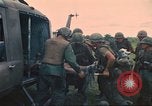 Immagine di Soldati feriti trasferito in aereo tramite UH-1 Huey elicottero Saigon Vietnam Cu Chi, 1966, secondo 28 filmato di repertorio 65675060266