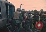 Immagine di Soldati feriti trasferito in aereo tramite UH-1 Huey elicottero Saigon Vietnam Cu Chi, 1966, secondo 29 filmato di repertorio 65675060266