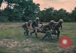 Immagine di Soldati feriti trasferito in aereo tramite UH-1 Huey elicottero Saigon Vietnam Cu Chi, 1966, secondo 30 filmato di repertorio 65675060266