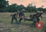 Immagine di Soldati feriti trasferito in aereo tramite UH-1 Huey elicottero Saigon Vietnam Cu Chi, 1966, secondo 31 filmato di repertorio 65675060266
