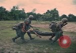 Immagine di Soldati feriti trasferito in aereo tramite UH-1 Huey elicottero Saigon Vietnam Cu Chi, 1966, secondo 32 filmato di repertorio 65675060266