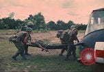 Immagine di Soldati feriti trasferito in aereo tramite UH-1 Huey elicottero Saigon Vietnam Cu Chi, 1966, secondo 33 filmato di repertorio 65675060266