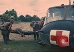 Immagine di Soldati feriti trasferito in aereo tramite UH-1 Huey elicottero Saigon Vietnam Cu Chi, 1966, secondo 34 filmato di repertorio 65675060266
