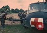 Immagine di Soldati feriti trasferito in aereo tramite UH-1 Huey elicottero Saigon Vietnam Cu Chi, 1966, secondo 35 filmato di repertorio 65675060266