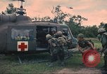 Immagine di Soldati feriti trasferito in aereo tramite UH-1 Huey elicottero Saigon Vietnam Cu Chi, 1966, secondo 36 filmato di repertorio 65675060266