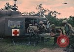 Immagine di Soldati feriti trasferito in aereo tramite UH-1 Huey elicottero Saigon Vietnam Cu Chi, 1966, secondo 37 filmato di repertorio 65675060266