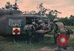 Immagine di Soldati feriti trasferito in aereo tramite UH-1 Huey elicottero Saigon Vietnam Cu Chi, 1966, secondo 38 filmato di repertorio 65675060266