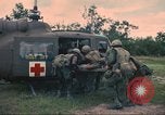 Immagine di Soldati feriti trasferito in aereo tramite UH-1 Huey elicottero Saigon Vietnam Cu Chi, 1966, secondo 39 filmato di repertorio 65675060266