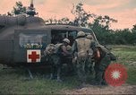 Immagine di Soldati feriti trasferito in aereo tramite UH-1 Huey elicottero Saigon Vietnam Cu Chi, 1966, secondo 40 filmato di repertorio 65675060266