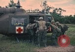 Immagine di Soldati feriti trasferito in aereo tramite UH-1 Huey elicottero Saigon Vietnam Cu Chi, 1966, secondo 41 filmato di repertorio 65675060266