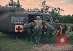 Immagine di Soldati feriti trasferito in aereo tramite UH-1 Huey elicottero Saigon Vietnam Cu Chi, 1966, secondo 42 filmato di repertorio 65675060266