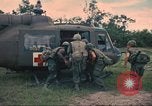 Immagine di Soldati feriti trasferito in aereo tramite UH-1 Huey elicottero Saigon Vietnam Cu Chi, 1966, secondo 43 filmato di repertorio 65675060266
