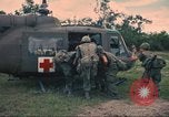 Immagine di Soldati feriti trasferito in aereo tramite UH-1 Huey elicottero Saigon Vietnam Cu Chi, 1966, secondo 44 filmato di repertorio 65675060266