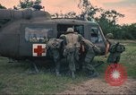 Immagine di Soldati feriti trasferito in aereo tramite UH-1 Huey elicottero Saigon Vietnam Cu Chi, 1966, secondo 45 filmato di repertorio 65675060266