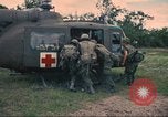 Immagine di Soldati feriti trasferito in aereo tramite UH-1 Huey elicottero Saigon Vietnam Cu Chi, 1966, secondo 46 filmato di repertorio 65675060266