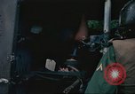 Immagine di Soldati feriti trasferito in aereo tramite UH-1 Huey elicottero Saigon Vietnam Cu Chi, 1966, secondo 47 filmato di repertorio 65675060266