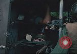 Immagine di Soldati feriti trasferito in aereo tramite UH-1 Huey elicottero Saigon Vietnam Cu Chi, 1966, secondo 48 filmato di repertorio 65675060266
