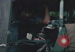 Immagine di Soldati feriti trasferito in aereo tramite UH-1 Huey elicottero Saigon Vietnam Cu Chi, 1966, secondo 49 filmato di repertorio 65675060266