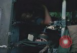 Immagine di Soldati feriti trasferito in aereo tramite UH-1 Huey elicottero Saigon Vietnam Cu Chi, 1966, secondo 50 filmato di repertorio 65675060266