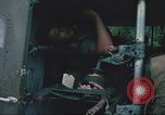 Immagine di Soldati feriti trasferito in aereo tramite UH-1 Huey elicottero Saigon Vietnam Cu Chi, 1966, secondo 51 filmato di repertorio 65675060266
