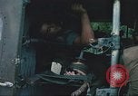 Immagine di Soldati feriti trasferito in aereo tramite UH-1 Huey elicottero Saigon Vietnam Cu Chi, 1966, secondo 52 filmato di repertorio 65675060266