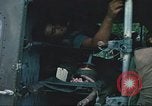 Immagine di Soldati feriti trasferito in aereo tramite UH-1 Huey elicottero Saigon Vietnam Cu Chi, 1966, secondo 53 filmato di repertorio 65675060266