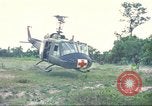 Immagine di Soldati feriti trasferito in aereo tramite UH-1 Huey elicottero Saigon Vietnam Cu Chi, 1966, secondo 54 filmato di repertorio 65675060266