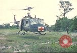 Immagine di Soldati feriti trasferito in aereo tramite UH-1 Huey elicottero Saigon Vietnam Cu Chi, 1966, secondo 55 filmato di repertorio 65675060266