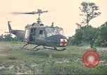 Immagine di Soldati feriti trasferito in aereo tramite UH-1 Huey elicottero Saigon Vietnam Cu Chi, 1966, secondo 56 filmato di repertorio 65675060266
