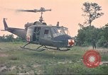 Immagine di Soldati feriti trasferito in aereo tramite UH-1 Huey elicottero Saigon Vietnam Cu Chi, 1966, secondo 57 filmato di repertorio 65675060266