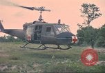 Immagine di Soldati feriti trasferito in aereo tramite UH-1 Huey elicottero Saigon Vietnam Cu Chi, 1966, secondo 58 filmato di repertorio 65675060266