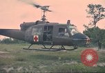 Immagine di Soldati feriti trasferito in aereo tramite UH-1 Huey elicottero Saigon Vietnam Cu Chi, 1966, secondo 59 filmato di repertorio 65675060266