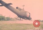 Immagine di Soldati feriti trasferito in aereo tramite UH-1 Huey elicottero Saigon Vietnam Cu Chi, 1966, secondo 60 filmato di repertorio 65675060266